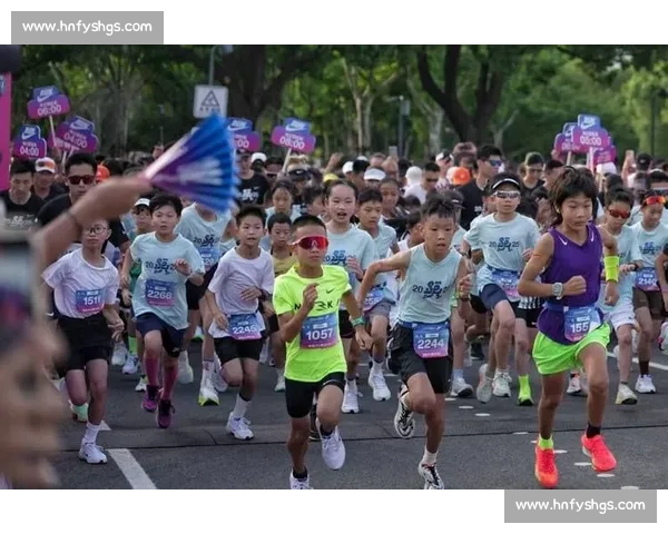 滨江 “小上马” 开跑 千组亲子共赴童年首枚 PB 滨江 “小上马” 开跑 千组亲子共赴童年首枚 PB